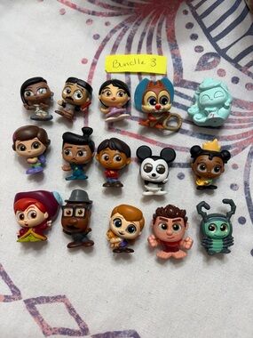 Disney doorables  Toy Mini Figures Bundle - Assorted Colors